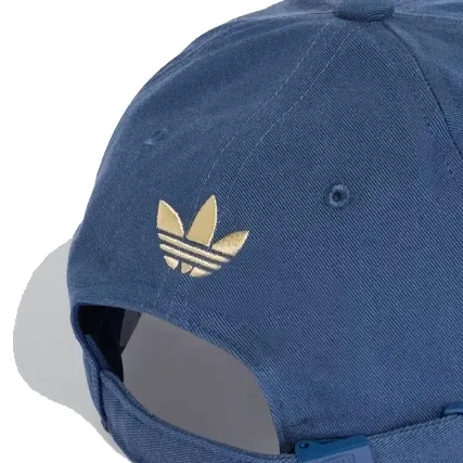 Close do bordado do logo Adidas Trefoil e fechamento ajustável do boné azul marine